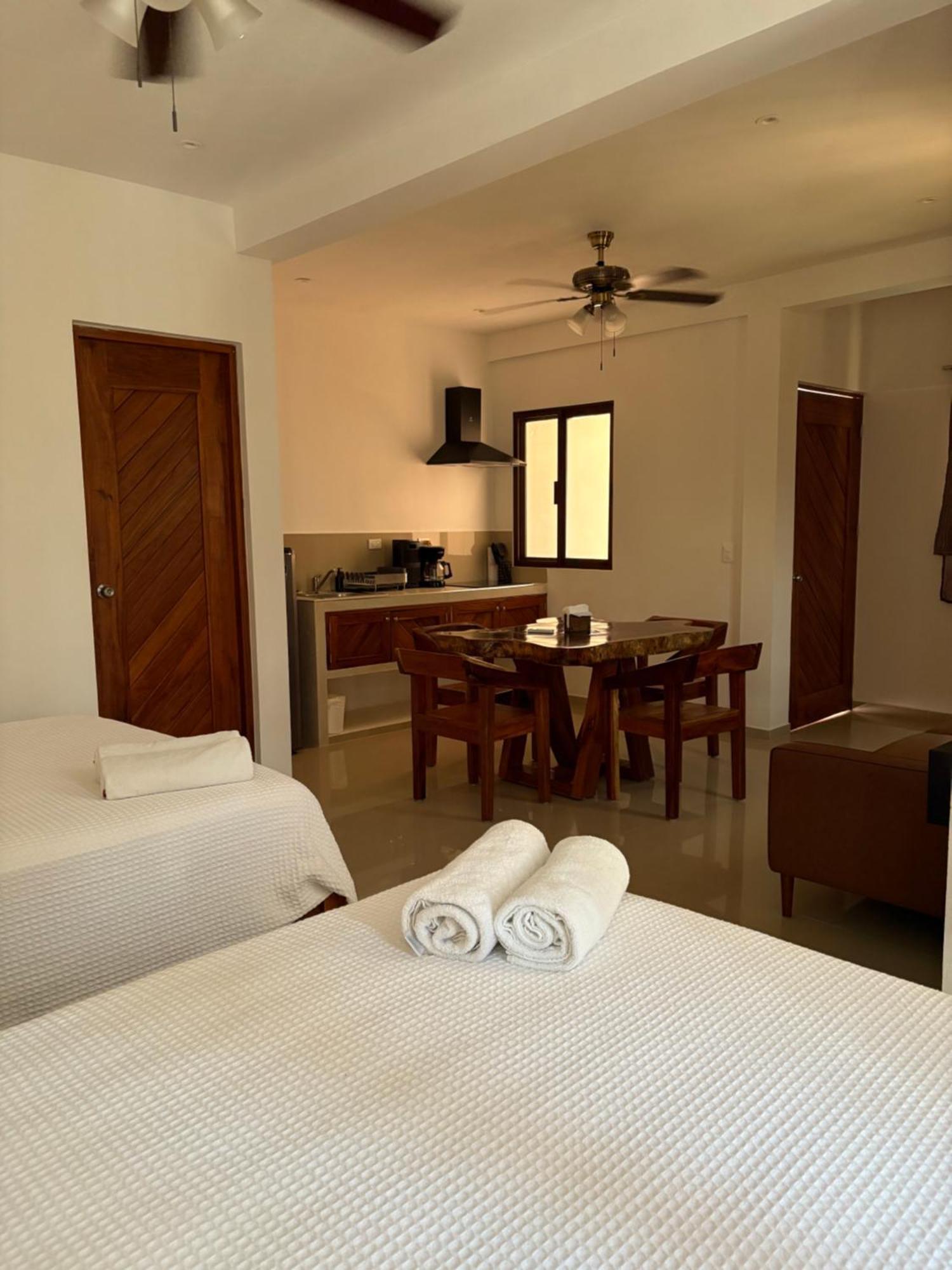 Mexhe Hotel El Cuyo Kültér fotó